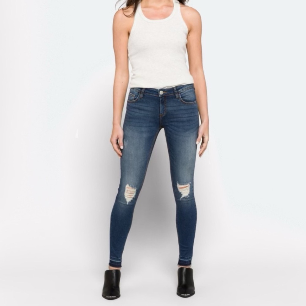 PROSPERITY
Lena Super Skinny Distressed
Released Hem Jean